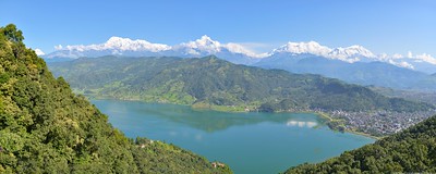 montañas y lago en pokhara