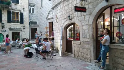 calle con mercado en kotor