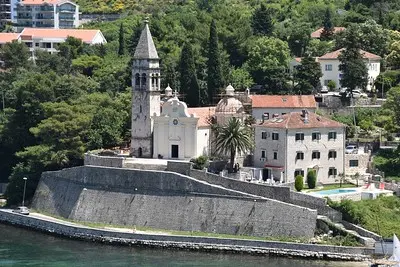 Iglesia San Mateo en Dobrota cerca de Kotor